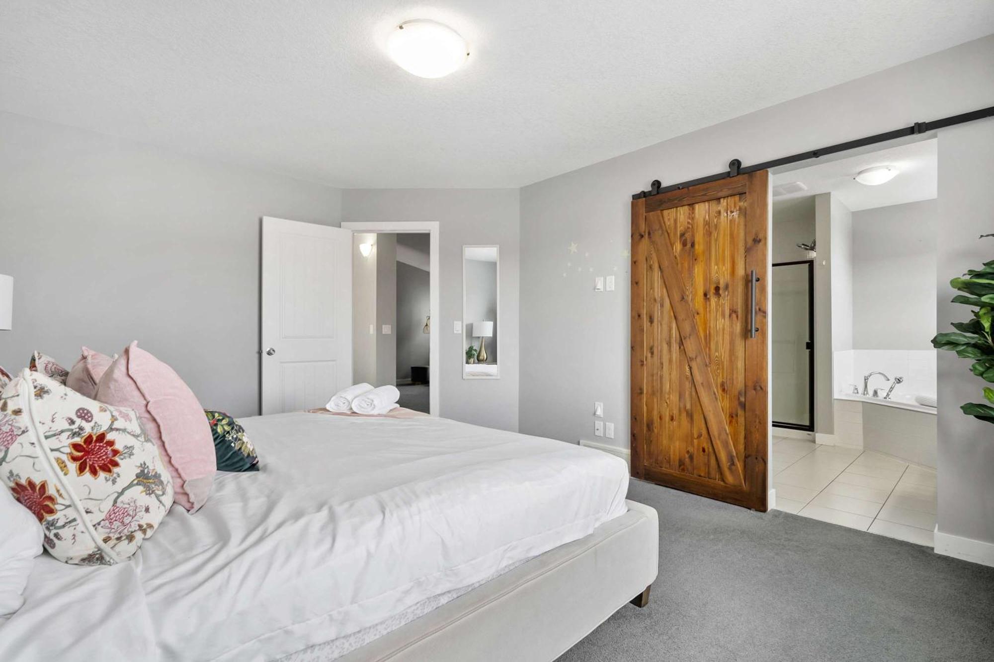 New! Large Family 4br W Kid's Play Den - Free Banff Pass, Netflix, Wine & More! Hébergement de vacances Calgary