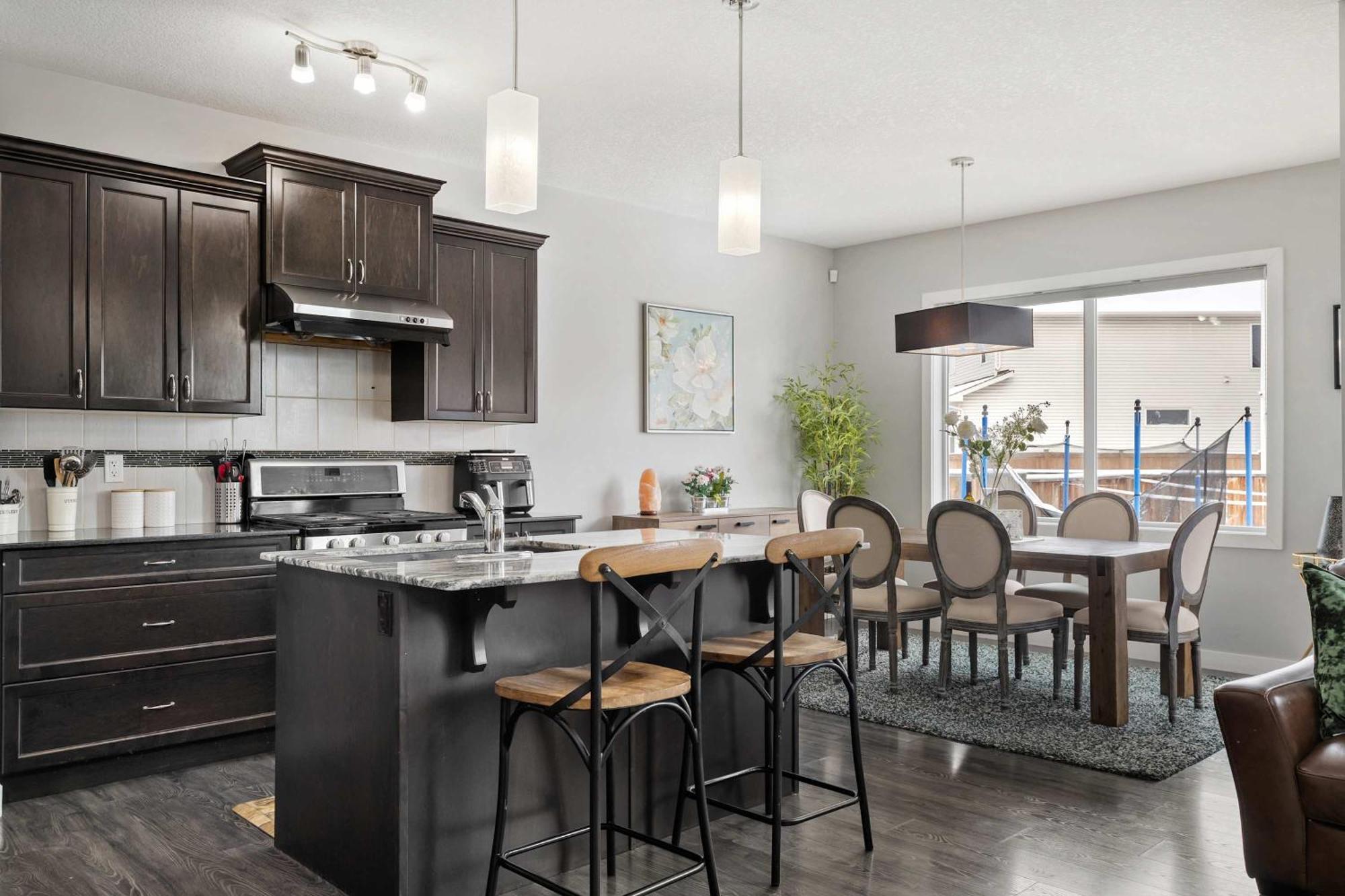 New! Large Family 4br W Kid's Play Den - Free Banff Pass, Netflix, Wine & More! * Calgary
